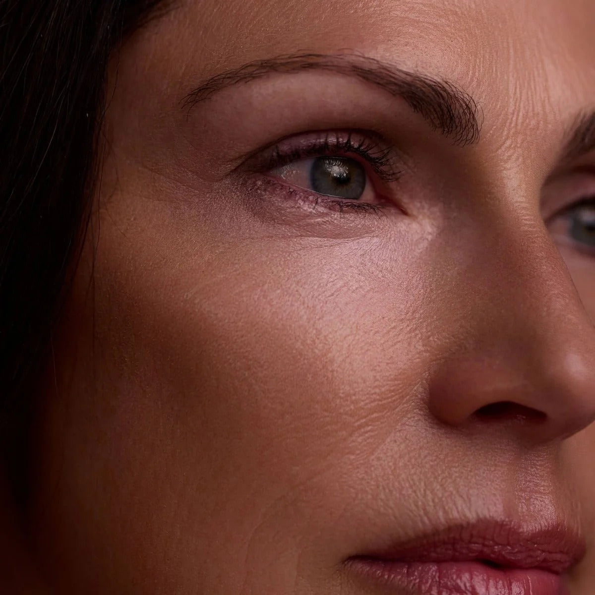 Crema Ojeras Petrova® | Corrige el tono, hidrata y despierta la mirada
