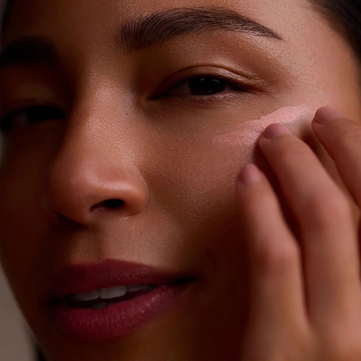 Crema Ojeras Petrova® | Corrige el tono, hidrata y despierta la mirada
